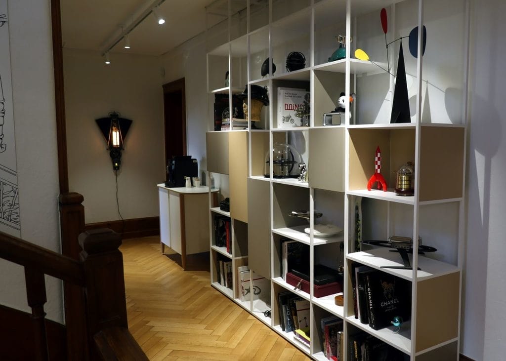 Bibliothèque se trouvant au premier étage de la M.A.D.House