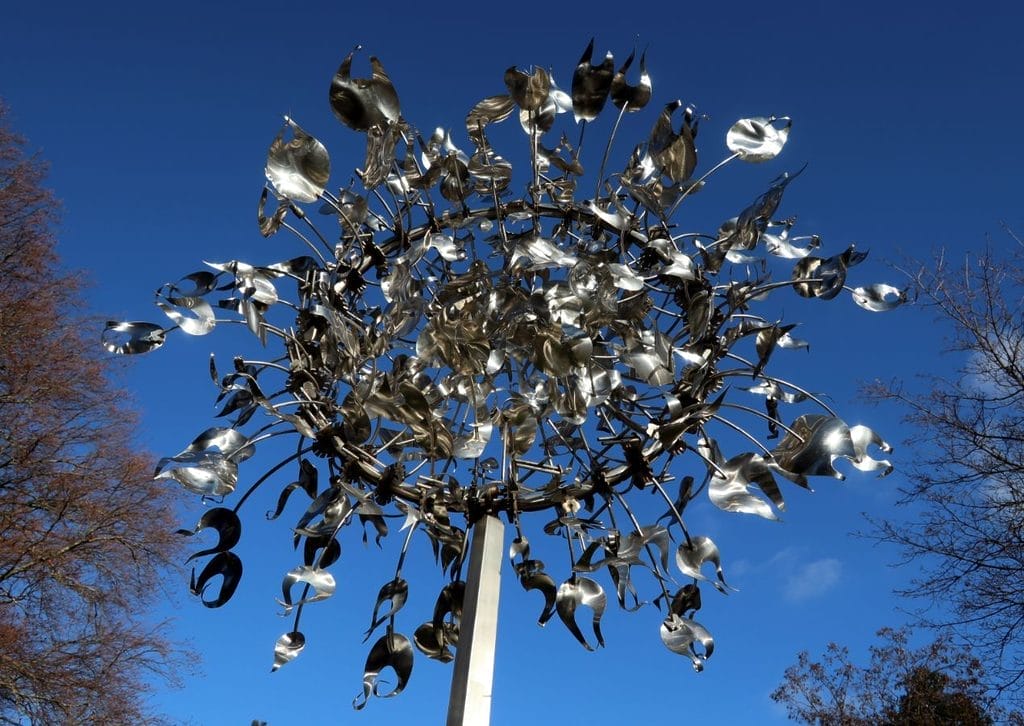 sculpture éolienne mobile de l'artiste cinétique Anthony Howe