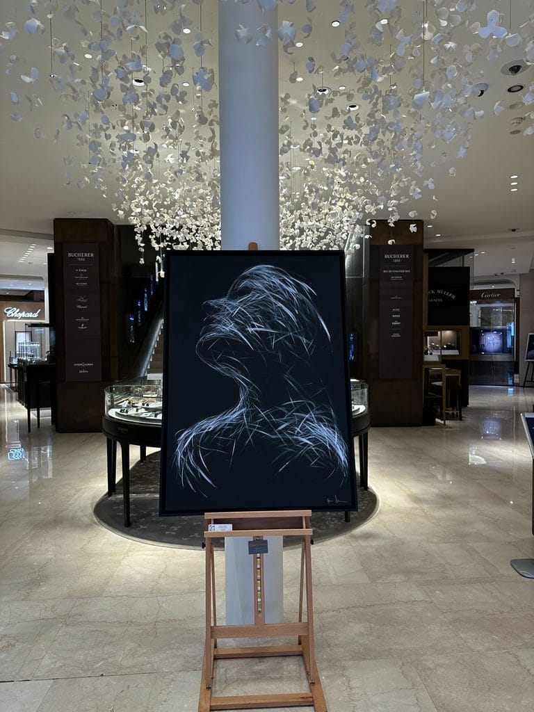 Les visiteurs sont immédiatement accueillis par une oeuvre de la thématique Icare.