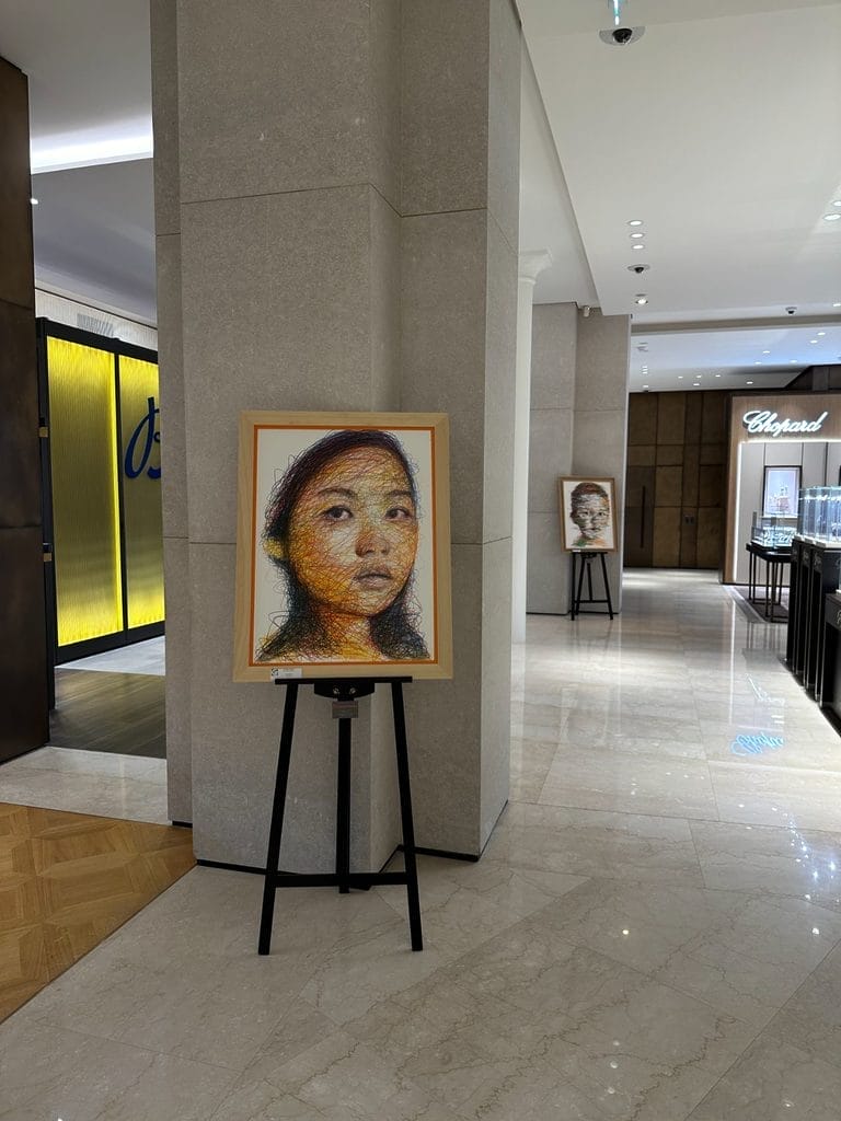 Les oeuvres de l'artiste sont réparties de partout dans la boutique.