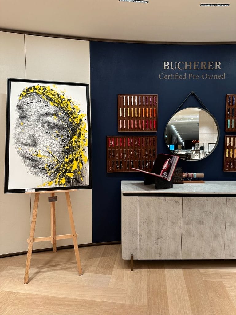 Les oeuvres de l'artiste sont réparties de partout dans la boutique.