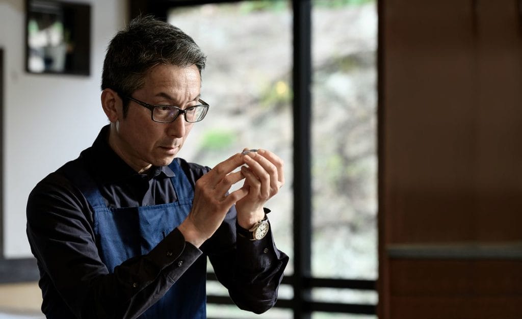 Le maître artisan Hiroyuki Hashiguchi œuvrant sur un cadran pour la Seiko SPB445.