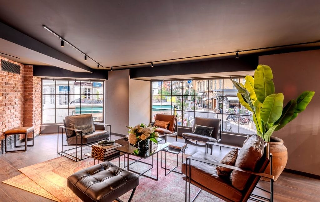 À l'étage, discrétion et confort.