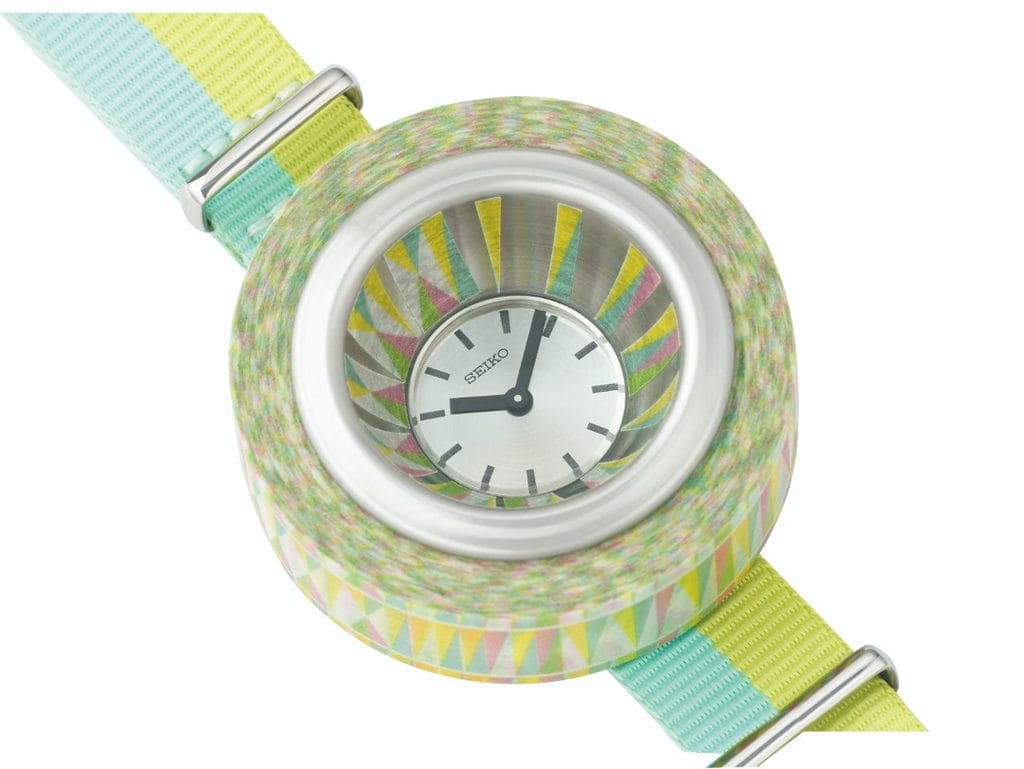 La monter ruban adhésif.