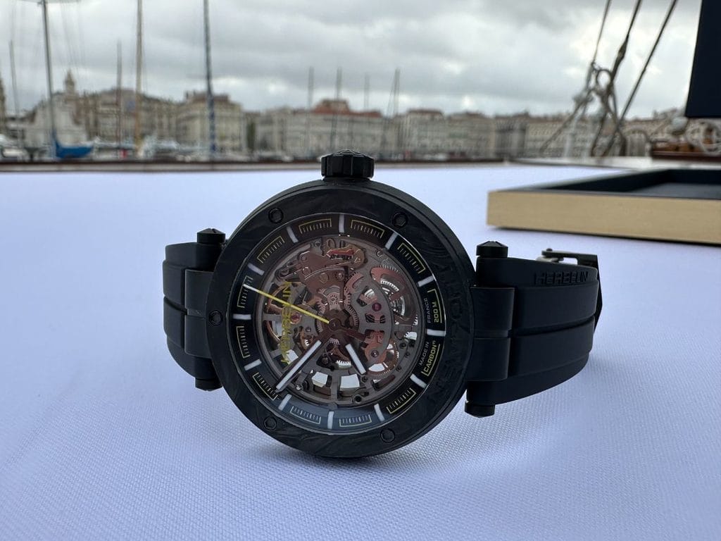 La toute nouvelle Herbelin Newport Carbone Squelette avec bracelet noir