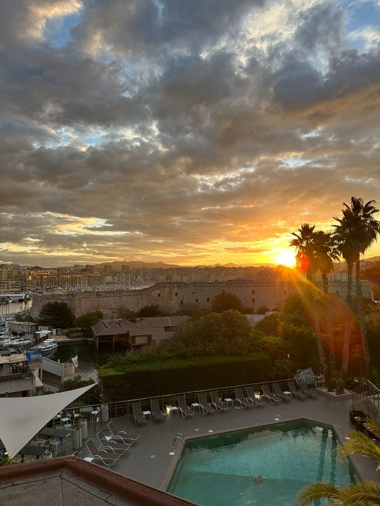 Le Vieux Port de Marseille baigné de soleil