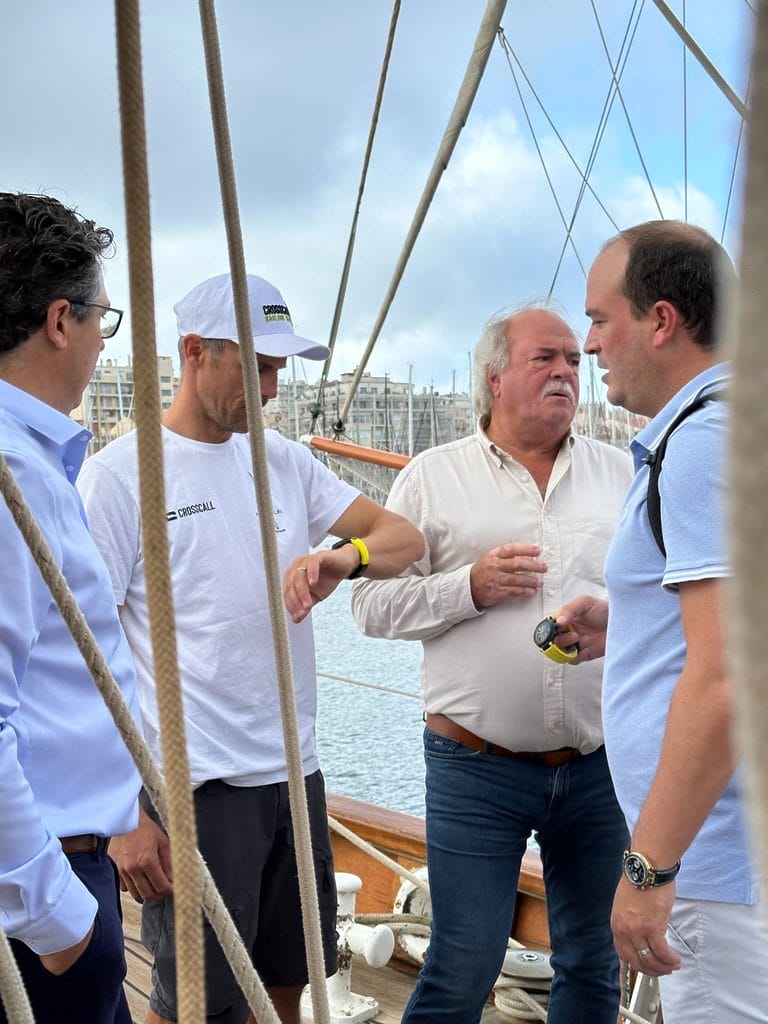 Aurélien Ducroz recevant sa nouvelle montre des mains de Maxime Herbelin
