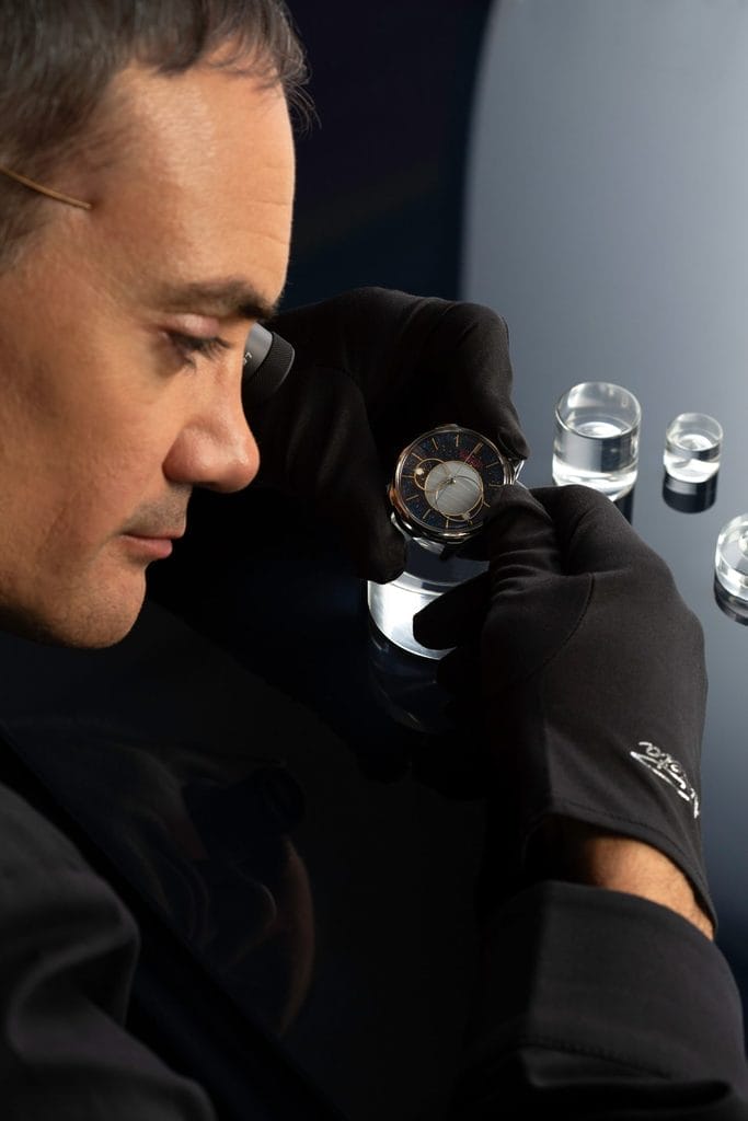 Une pièce entre les mains de Xavier Giraudet, horloger français œuvrant à la Manufacture de Petrodvorets.