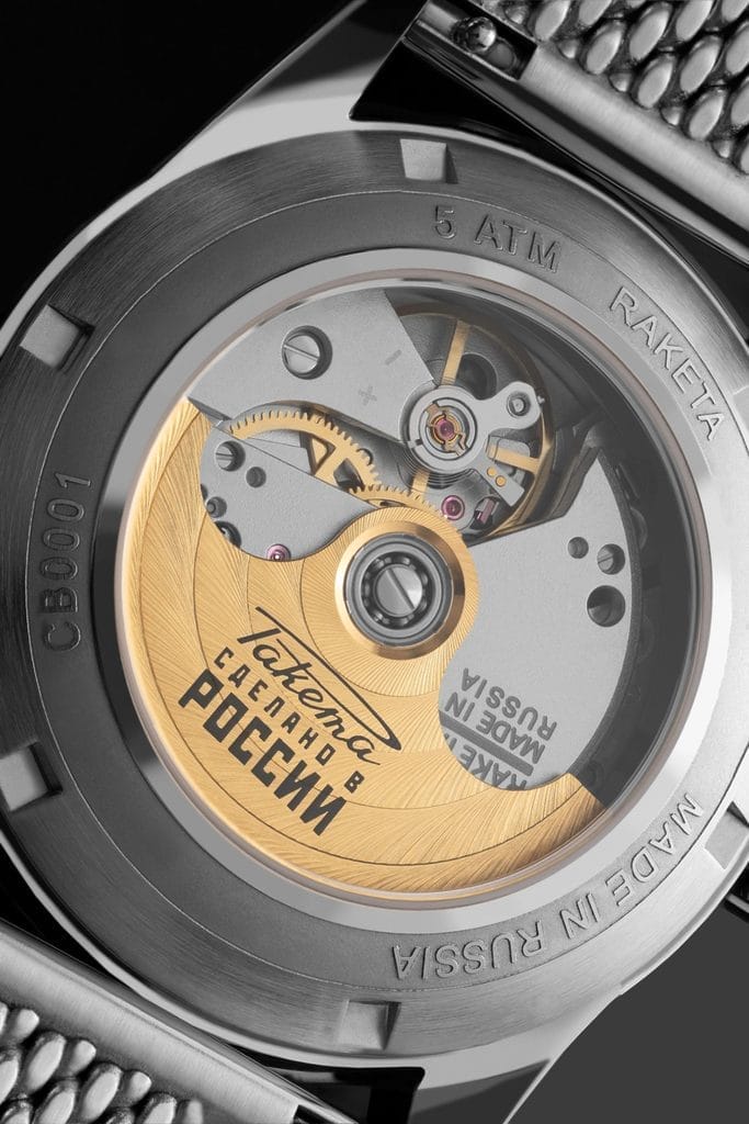 Vue sur le calibre Raketa 2615 avec son rotor plaqué or.