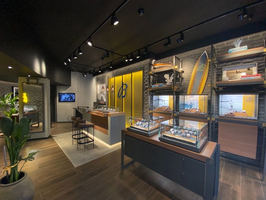 Ambiance décontractée et néo-vintage de la boutique Breitling à Cannes.