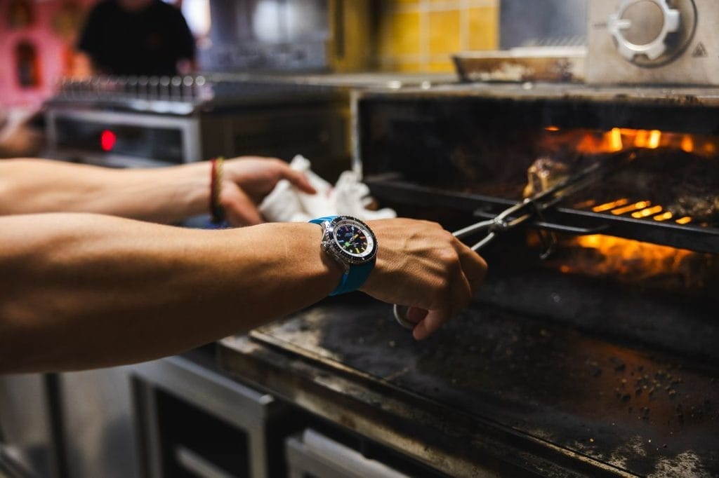 Breitling SuperOcéan III Rainbow au poignet du chef Juan Arbelaez.