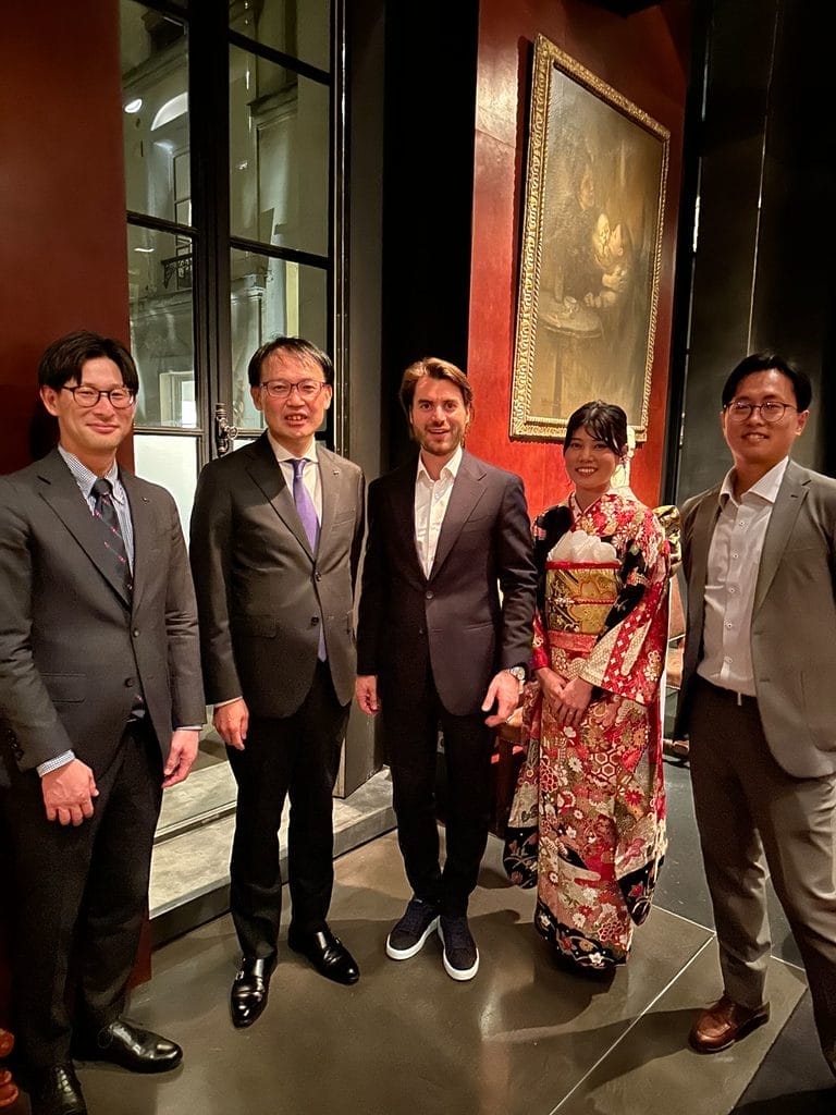 Les représentants de CITIZEN Monde, dont Yoshihisa Yajima, Senior General Manager entourent Yohan Bizy, Directeur Général de CITIZEN en France.