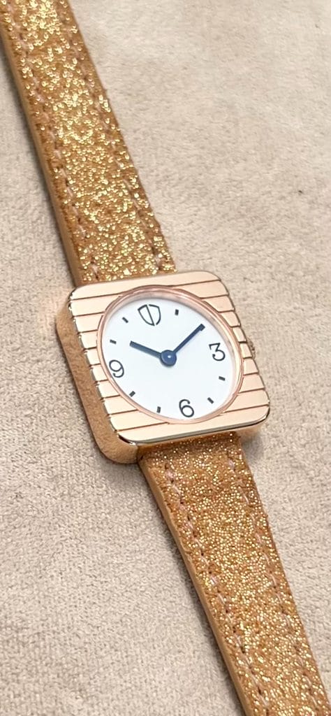 Une montre à essayer et à associer à son sac à main.