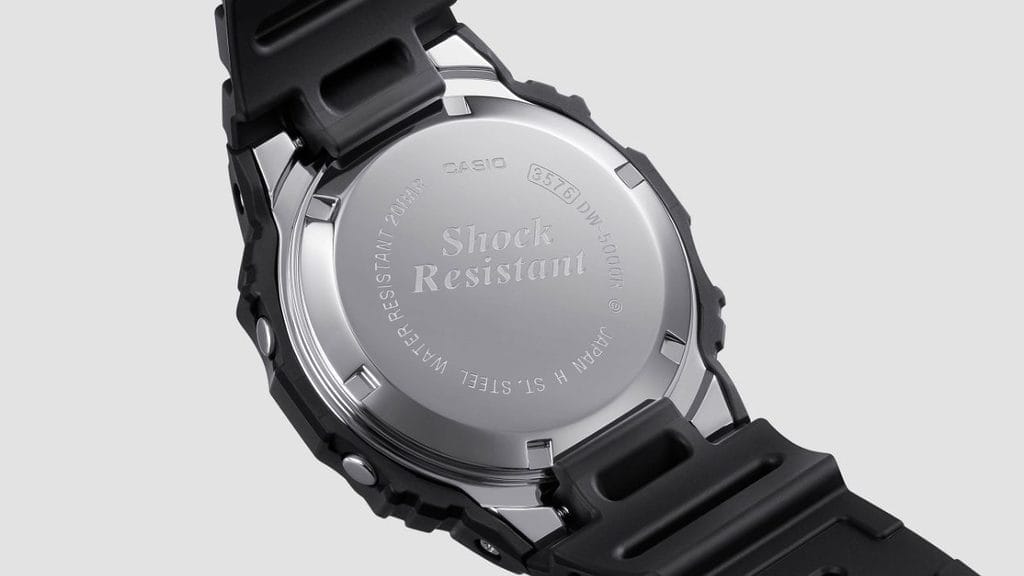 Le fond vissé de la Nouvelle G-SHOCK DW-5000R