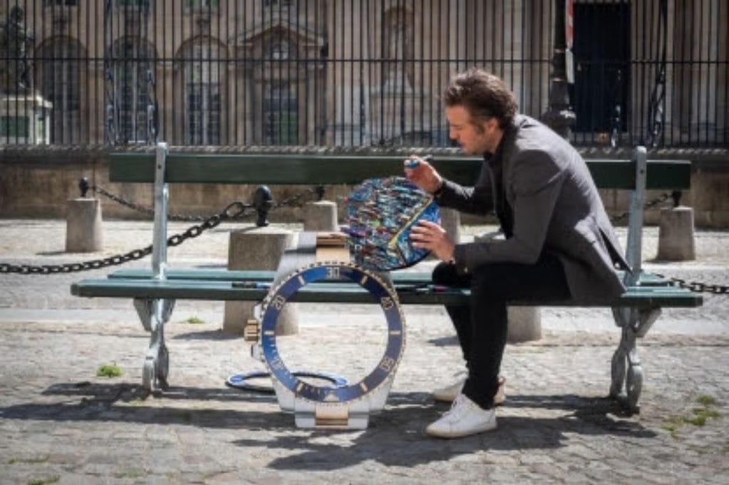 L'artiste travaillant sur le cadran de sa Rolex Submariner - Crédit photo elektron-presse.com