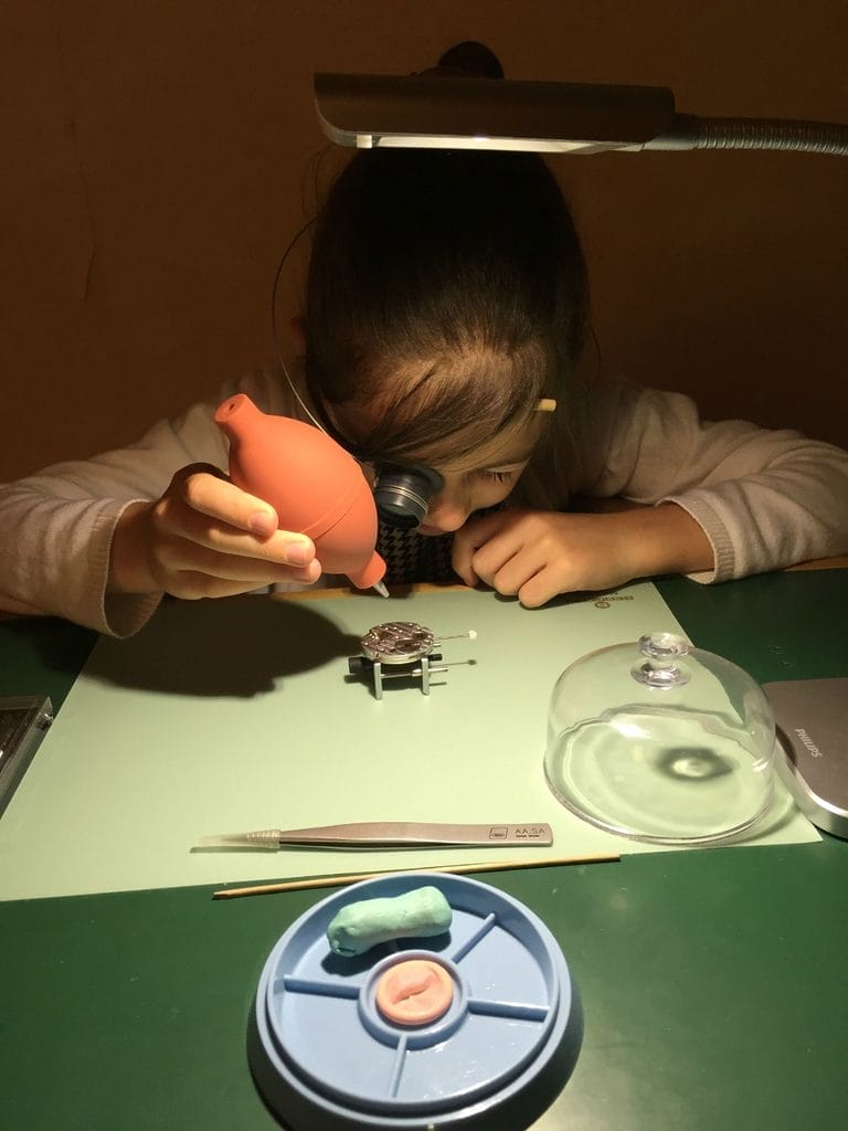Eulalie en pleine découverte du mouvement utilisé par Objectif Horlogerie pour dispenser ses initiations à l'horlogerie.