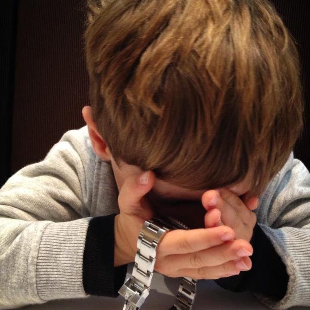 Titouan appréciant la luminescence de la montre de Richard.