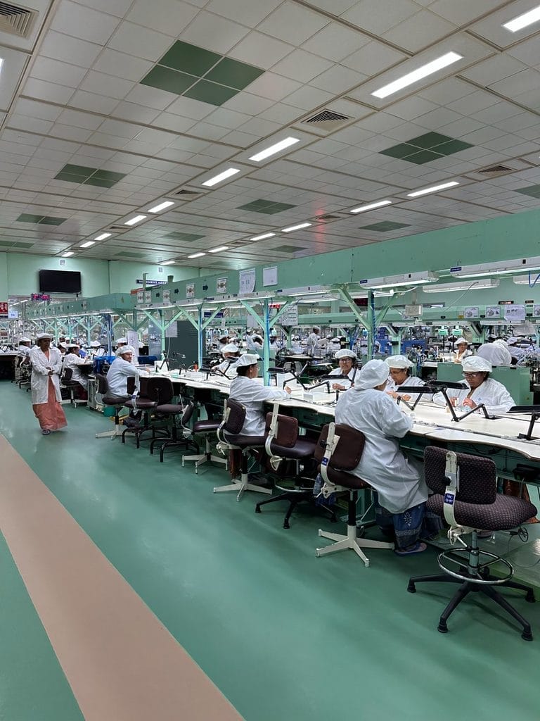 La chaîne principale d'assemblage rassemble plusieurs centaines d'opérateurs.