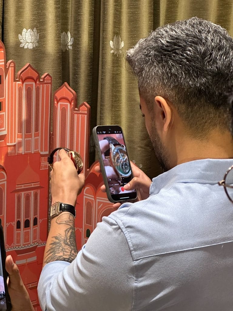 La Nebula Jalsa by Titan soulève l'enthousiasme lors de sa présentation. Ici l'influenceur Abhinav Mathur, très célèbre à Jaipur.