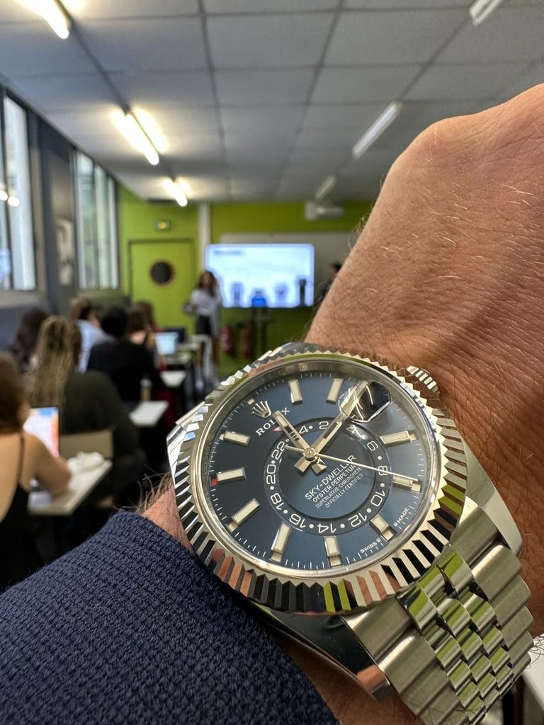 Wristshot - Rolex Sky-Dweller pendant la présentation d'un exposé d'une étudiante à l'ISG Luxury Management Paris